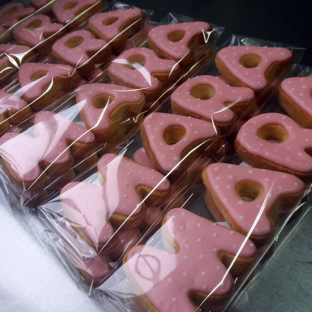 galleta personalizada y decorada de bautizo para Mara