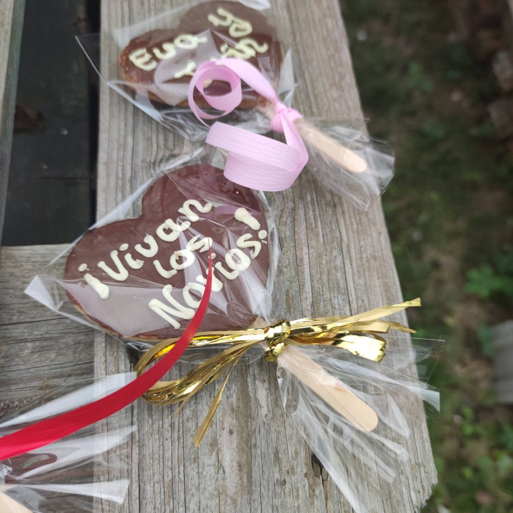 corazones de chocolate con mensaje y palo especial bodas