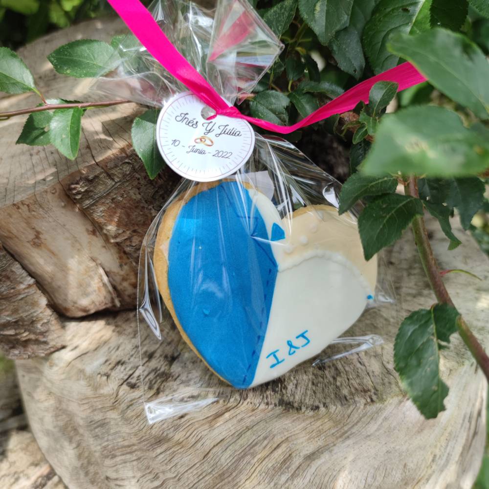 detalle de boda con forma de corazon decorado la mitad en representación al novio y la otra mitad en representación a la novia