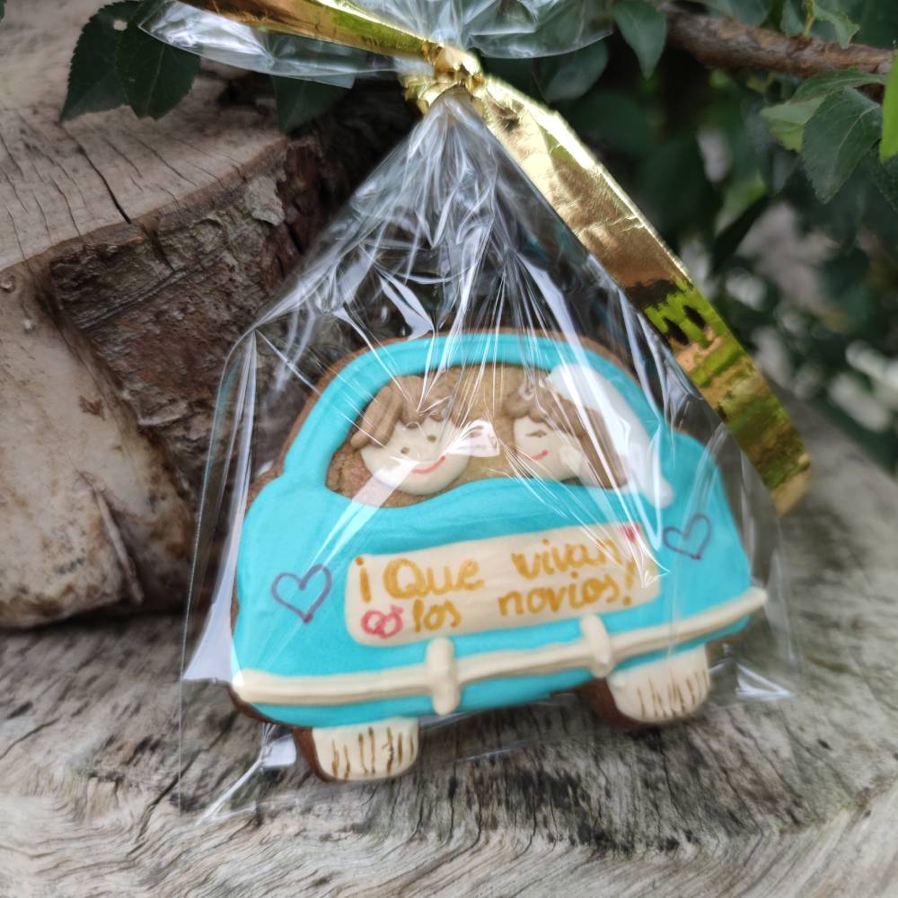 galleta decorada con forma de coche para los novios