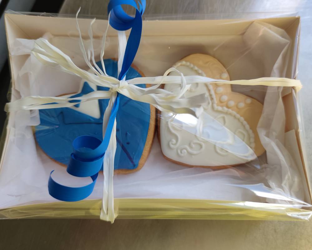 caja con dos corazones, uno representa al novio y otro a la novia