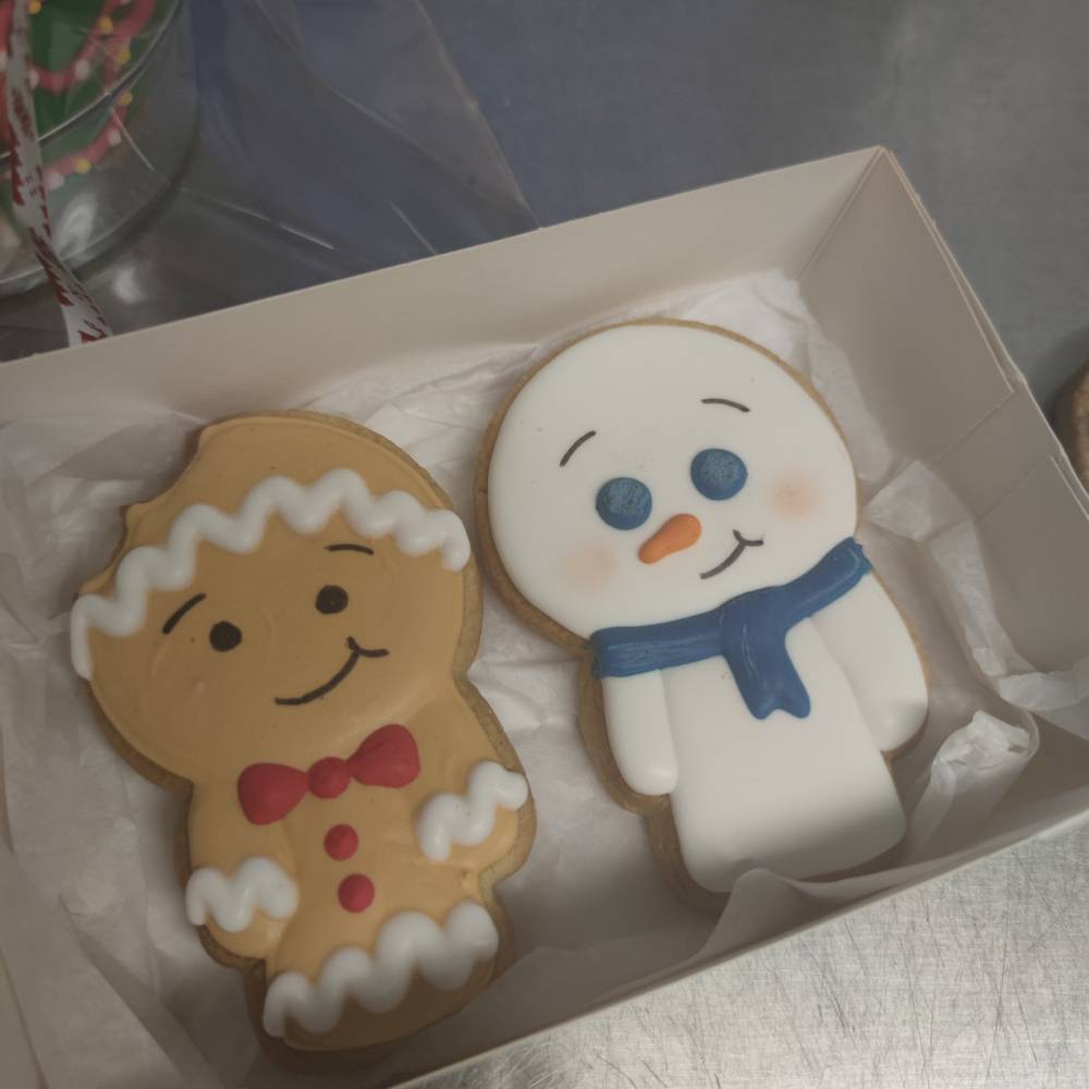 muñeco de jengibre y muñeco de nieve