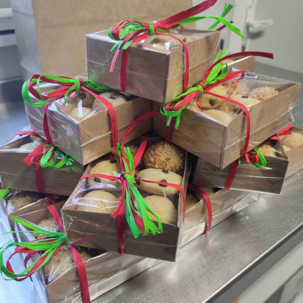 cajas de galletas con lacitos navideños